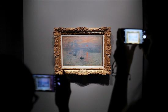 9月20日，观众隔着玻璃欣赏莫奈画作《日出·印象》。当日是周日，一早就有民众在外滩中山东一路1号艺术博物馆排起长队。近日，展览“日出·光明——莫奈《日出·印象》”特展在上开幕。这是150年来，印象派画家莫奈的代表作《日出·印象》油画原作首次登陆中国。据悉，此次展览以《日出·印象》为主题，共展出47件印象派和当代作品，其中包括法国巴黎马摩丹莫奈博物馆镇馆之宝《日出·印象》等9件莫奈画作。张亨伟/中新社 图